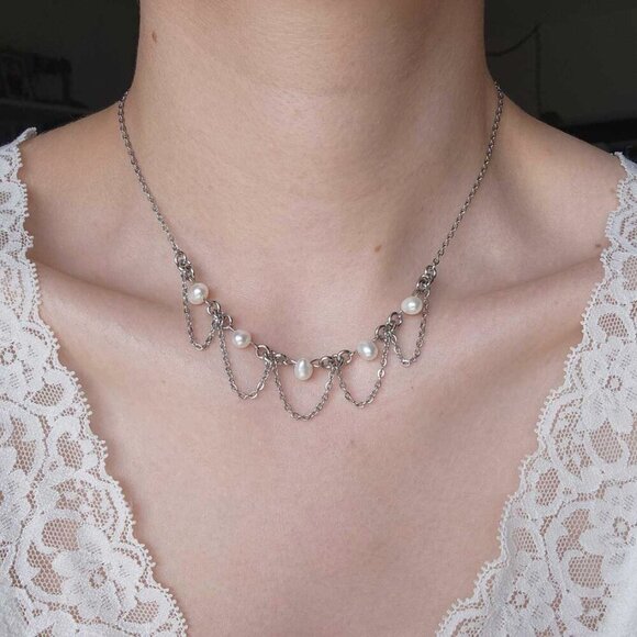 Gothic Coquette white freshwater pearl chandelier necklace with a silver chain - Picture 7 of 9